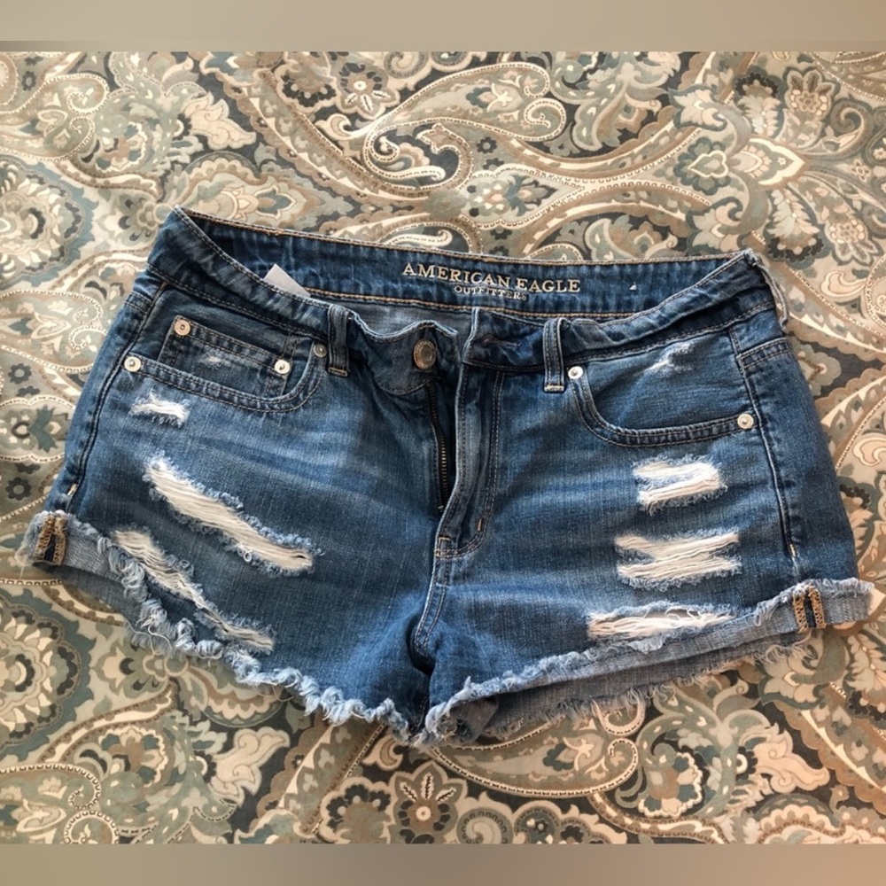 American Eagle distressed cut off jeans size 6